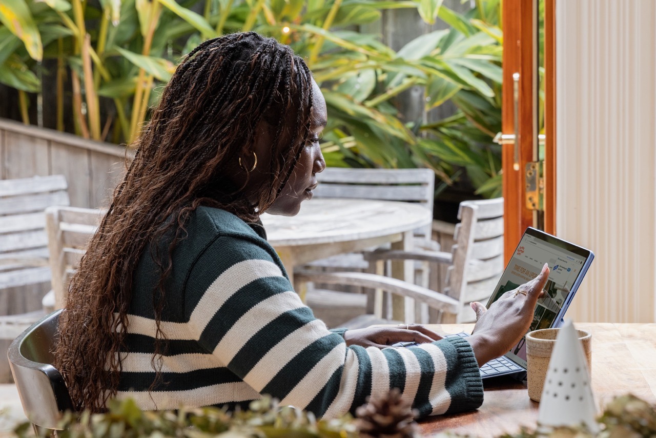 woman with laptop in a cafe